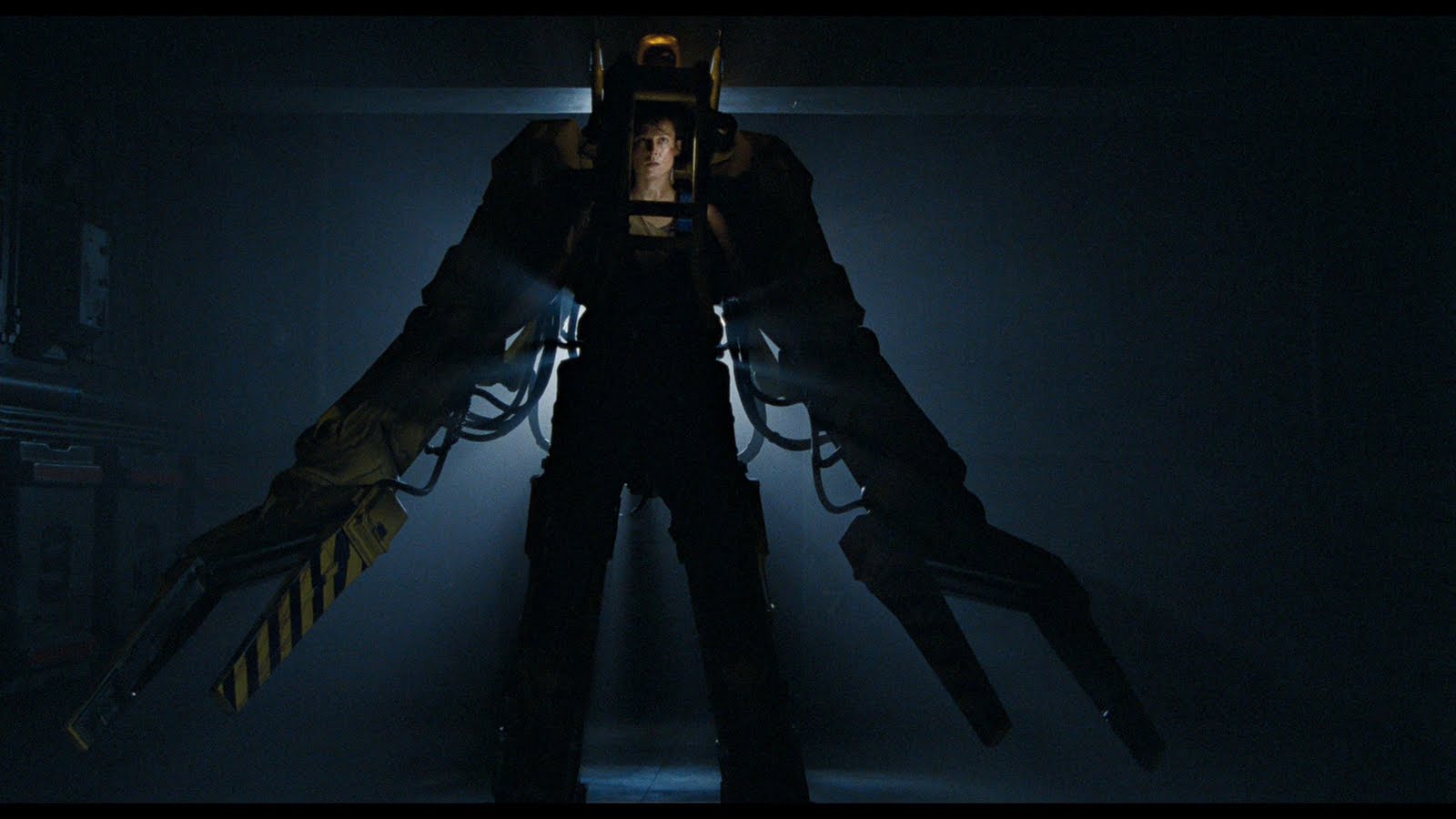 Filmo-„Svetimas“-robotinis-kostiumas-realybėje.jpg